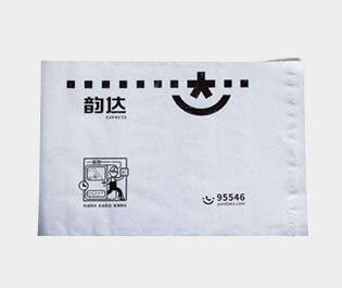 塑料快遞袋使用較多的是用聚乙烯材料做成，具有成本低，使用方便，防水性能好的特點(diǎn)。多用于運(yùn)送文件、單據(jù)、資料、貨物等所包裝用的袋子。又稱為速遞袋、郵寄袋、快遞打包袋。體輕，富有彈性，有良好的抗沖擊性，無毒、無味、防潮、耐腐蝕，環(huán)保性較強(qiáng)，并且回收力度較大。