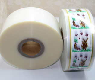 "食品復(fù)合膜是由PE等薄膜材料符合而成， 廣泛適用于包裝、食品、藥品等產(chǎn)品，具有環(huán)保、無臭無異味、熱封性能好、阻隔性好、遮光性強(qiáng)、耐油、強(qiáng)度高等特點(diǎn)。"