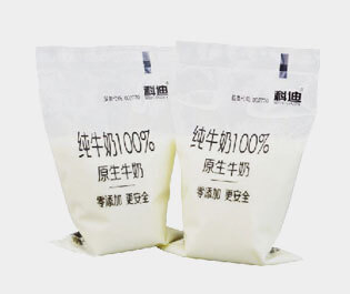 牛奶包裝袋是由三層或兩層共擠吹膜機(jī)生產(chǎn)而成。 成品膜印刷效果好，保香阻氧，安全衛(wèi)生，低碳環(huán)保，耐擠壓刺穿性強(qiáng)。