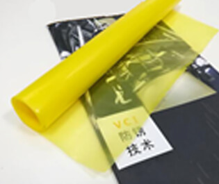 本公司采用三層共擠吹膜機，由內(nèi)層模體、中層模體、外層膜體組成，分別將三層共擠的膜體配方進行配比，配三種不同屬性的合金擠出機，配套合適的高精度模具和德系風(fēng)環(huán)，均勻混合擠出，一次性吹制的薄膜。本公司設(shè)備吹制的防銹膜在不破損的情況下，使用壽命長，防銹能力強，成本低等特點。